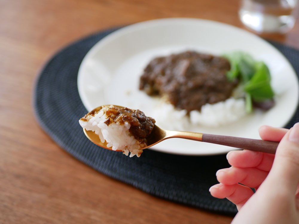 テーブルに並べられたクチポールMIOカトラリーと白米、食器が配された食事風景