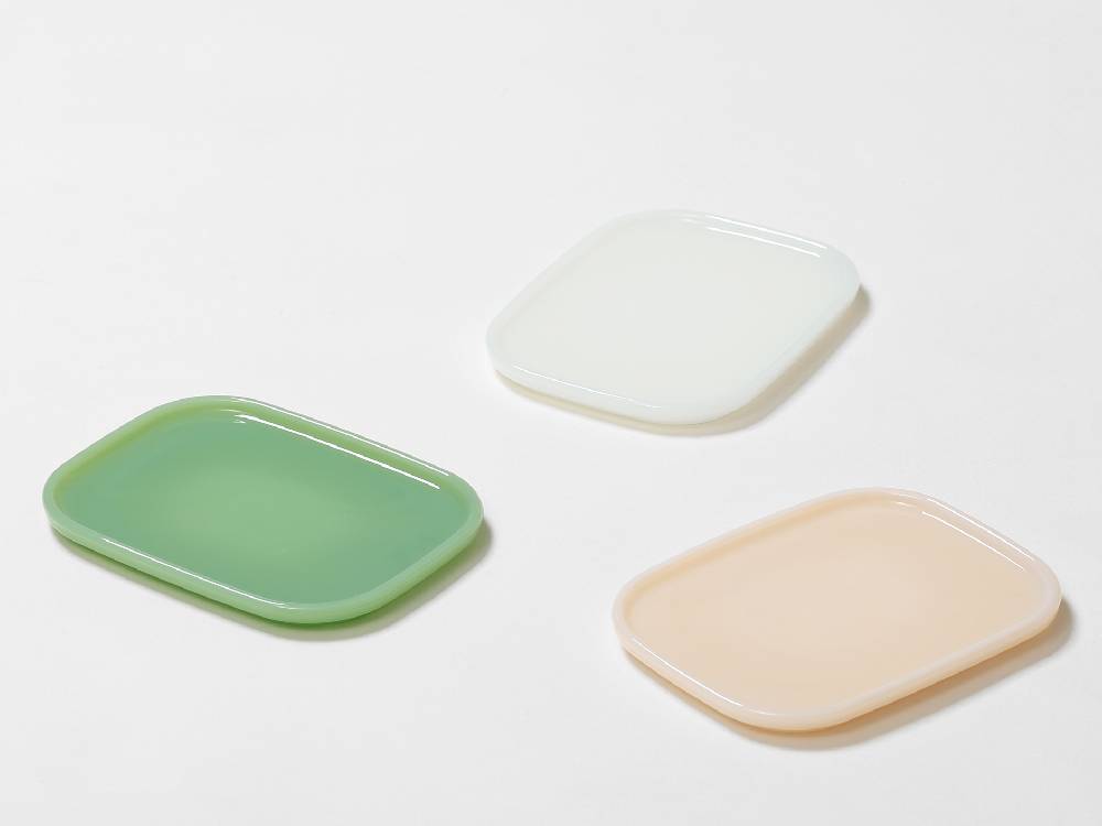イデアコのホウケイ酸ガラス製スクエアプレート2点セットがトレイに並べられている