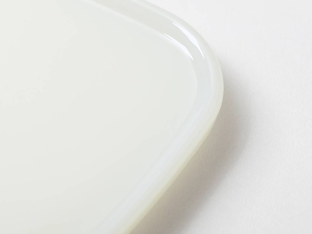 ideacoのホウケイ酸ガラス製スクエアプレート2点セットがテーブル上に整然と並べられている様子