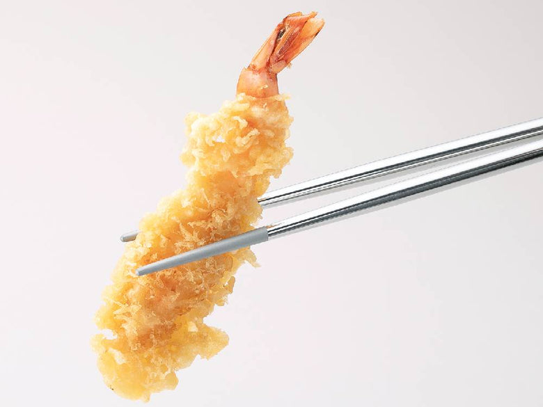 【SELECT100】ステンレス製33cm菜箸と揚げエビがテーブルに並ぶ調理シーン