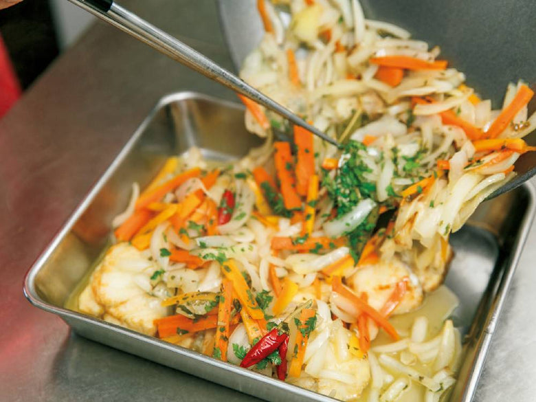 SELECT100の18-8ステンレススチール製ステンレス菜箸が新鮮な野菜サラダとともにテーブルに並べられています