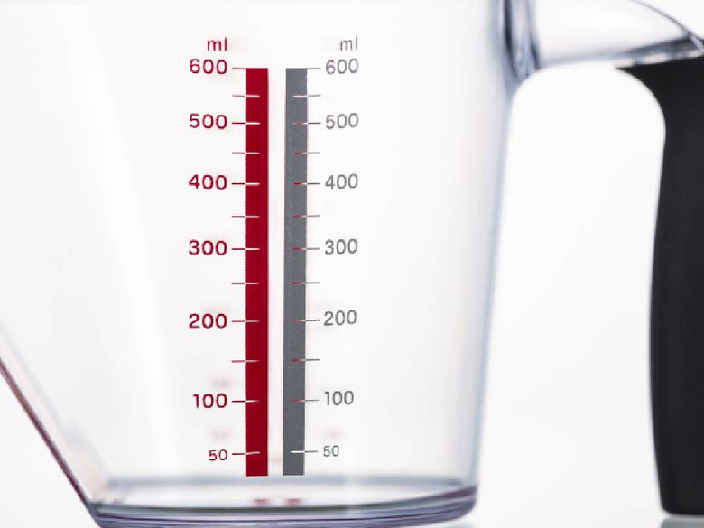 セレクト１００製 600ml計量カップ。耐熱・耐冷対応のAS樹脂製で、持ちやすいポリプロピレングリップと明確な計量目盛りが特徴のキッチン用計量器具