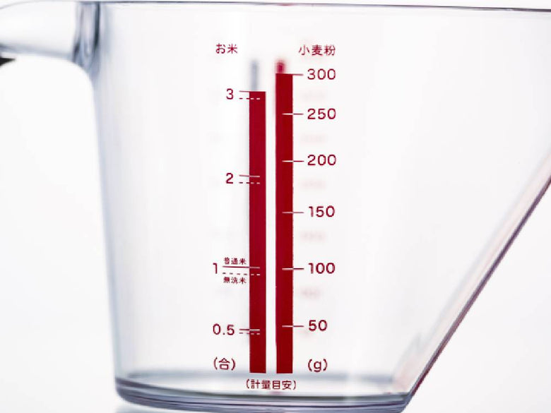 セレクト100の600ml計量カップ。透明なAS樹脂製で持ち手が付いており、キッチンでの計量に最適です。