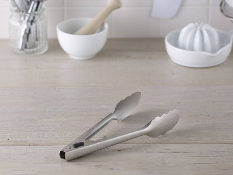 セレクト100製24cmトング。18-8ステンレススチール本体と耐熱ABS樹脂ツマミを使用したキッチン用調理器具