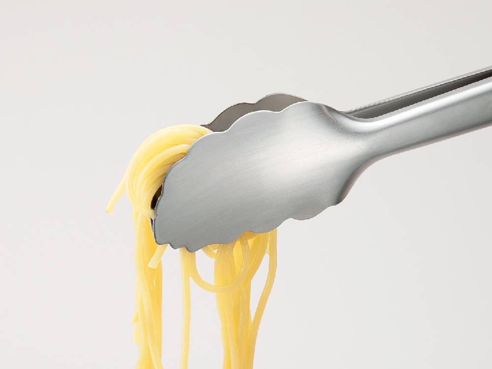 SELECT100の24cmトング。18-8ステンレススチール製本体と耐熱ABS樹脂ツマミを備えたキッチン用調理器具