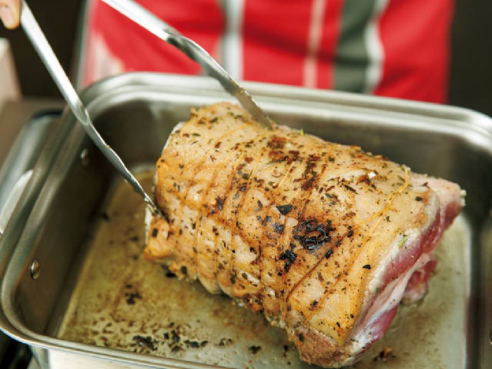 SELECT100の24cmステンレストングを使って、トゥルダッケンなどの肉料理を調理している