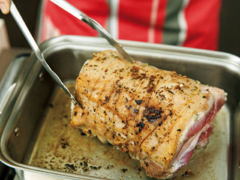 SELECT100の24cmステンレストングを使って、トゥルダッケンなどの肉料理を調理している