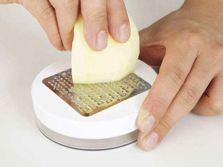 セレクト１００の薬味おろしがカッティングボードと食器の上に置かれ、料理の準備中である様子