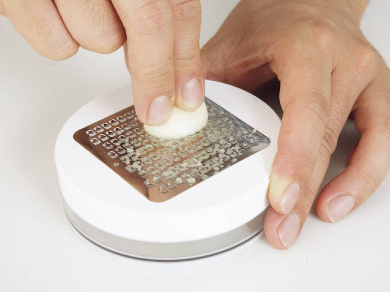 セレクト100薬味おろし、18-8ステンレス製の刃を持つ10cmサイズの耐熱キッチンツール