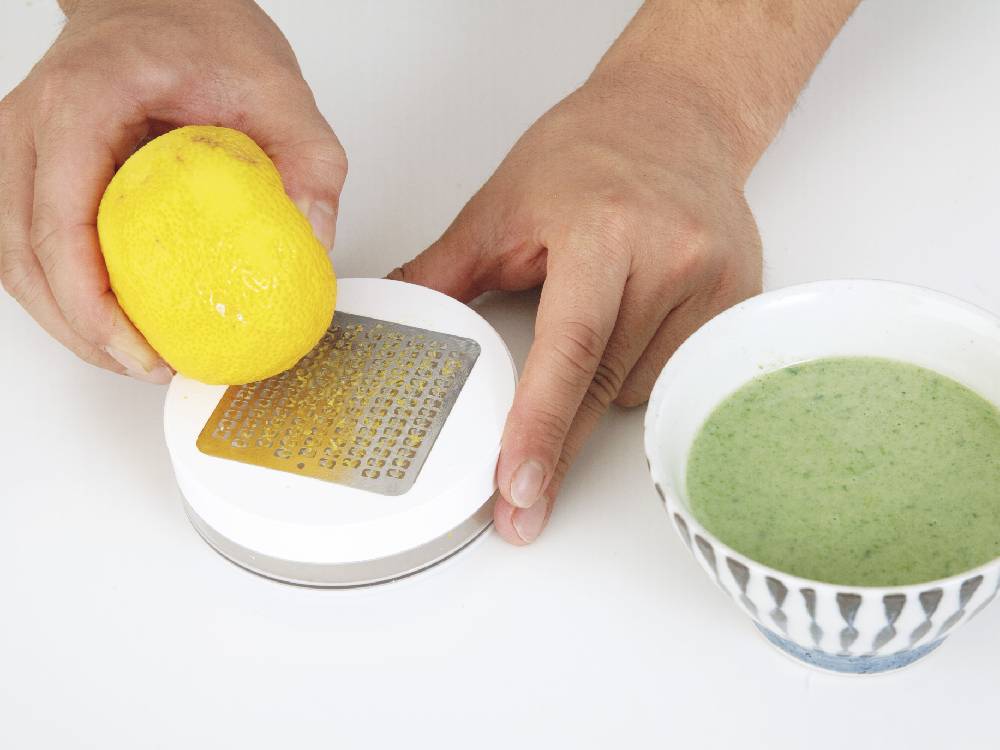 セレクト100の薬味おろし器。18-8ステンレススチールの刃とABS樹脂製の耐熱本体を備えたキッチン用品