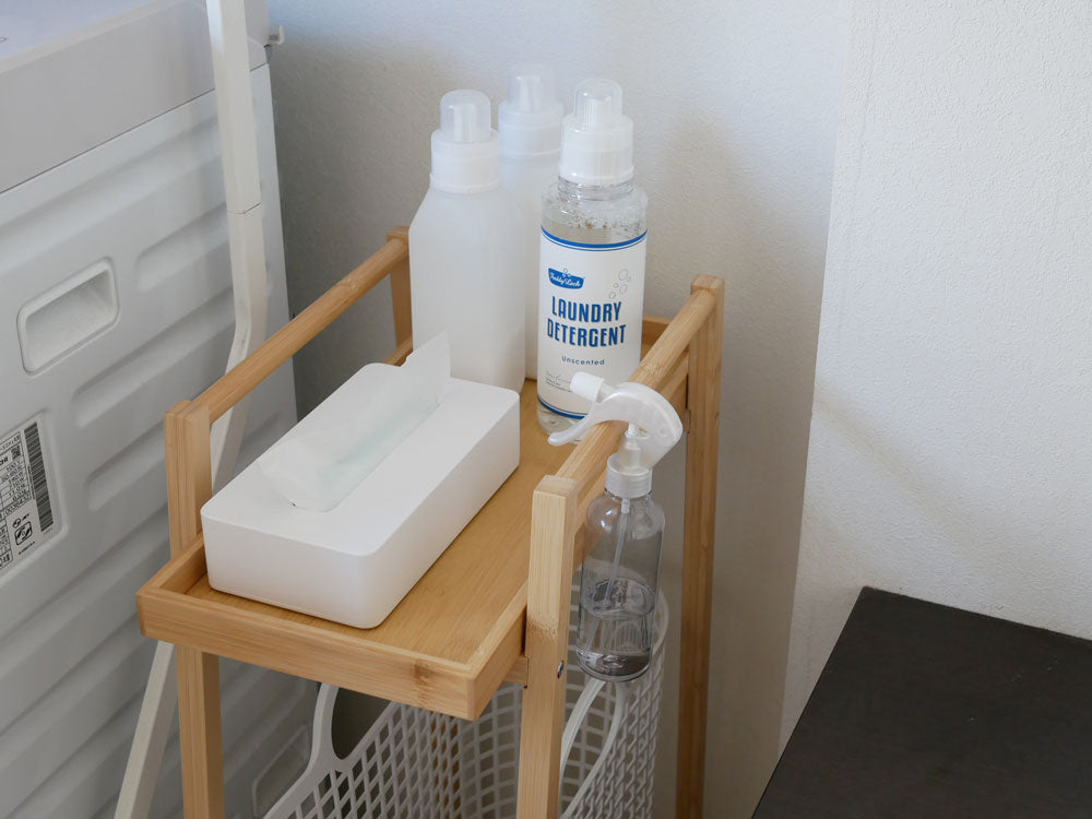 竹製のバンブーランドリーワゴンと付属バスケットが配置された商品画像