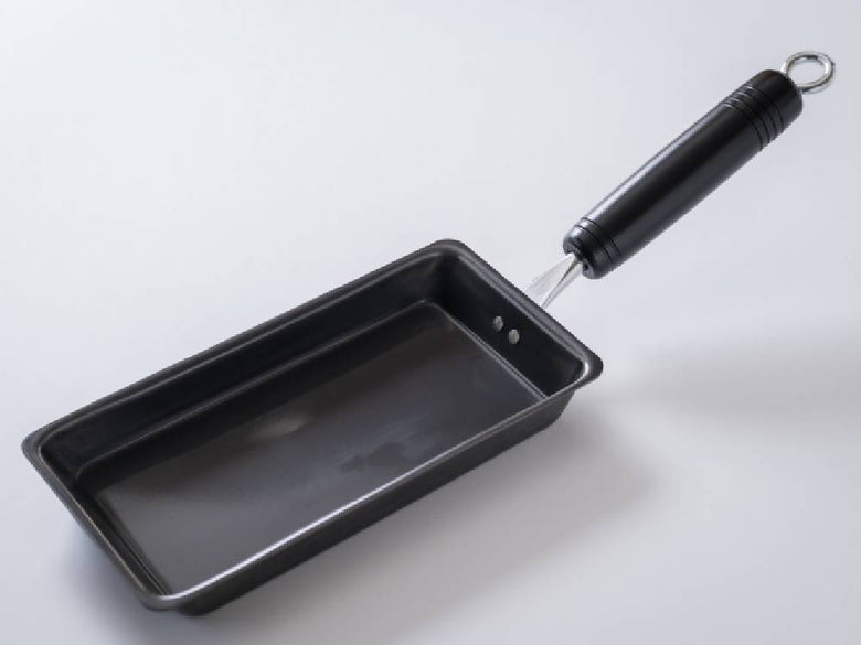 鉄製フライパンで卵を焼いている様子