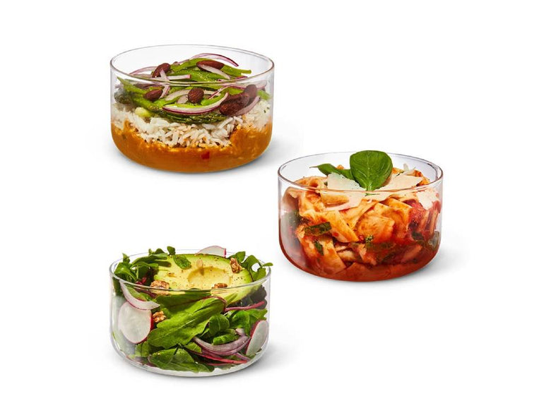 新鮮なサラダを盛ったグラスランチセット