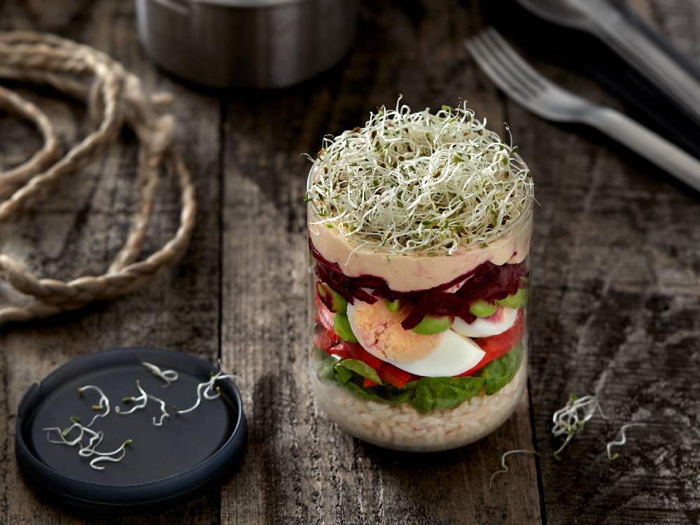 ブラックブルムのランチポットにアルファルファと葉物野菜が入っている