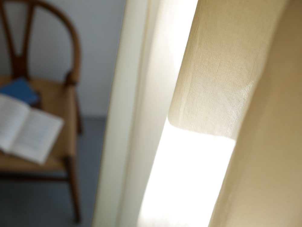 綿100％クリップ留めカーテンが窓に掛かっている