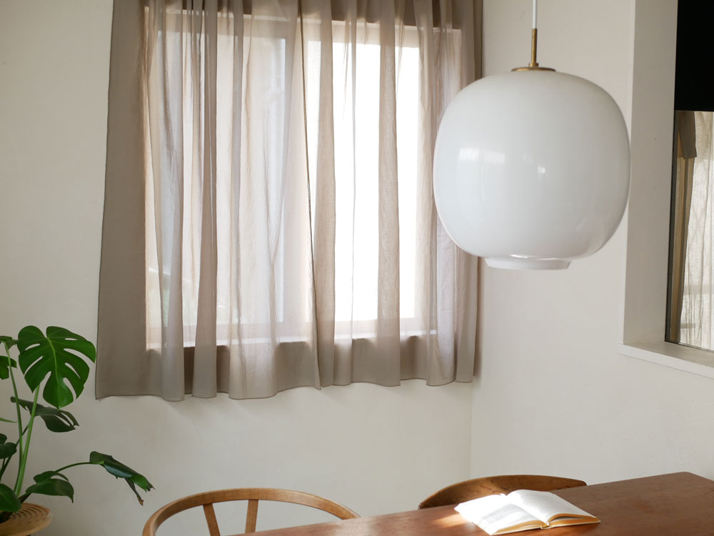 コットン製クリップ留めカーテンが窓に飾られた部屋