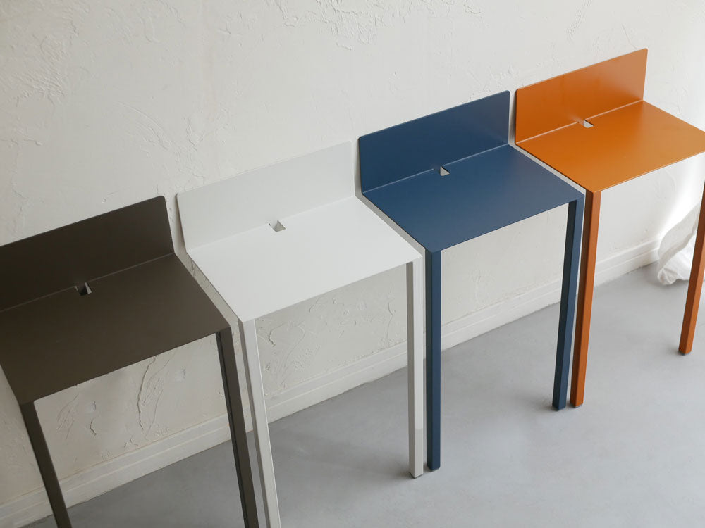 サンドホワイトのスチール製ウォールテーブルB5。壁に取り付けられたコンパクトな書き物机