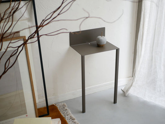 スチール製ウォールテーブルB5に観葉植物と花鉢が配置された室内の風景