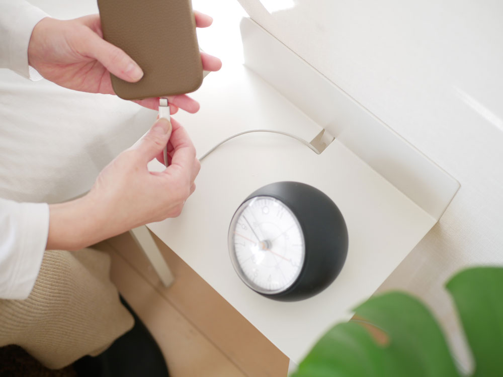 ideacoのスチールファニュチャー ウォールテーブルB5がサンドホワイト色で壁に取り付けられている様子