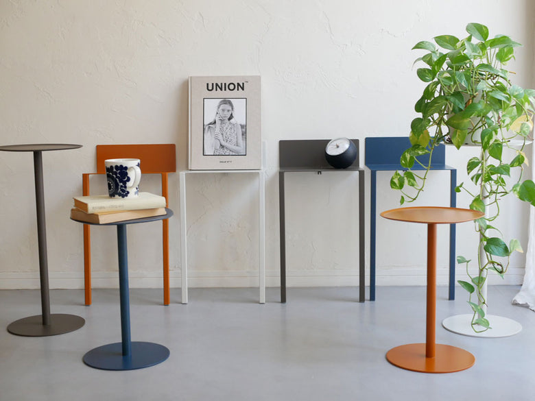 ideaco（イデアコ）のスチール製ウォールテーブルB5が壁に取り付けられている様子