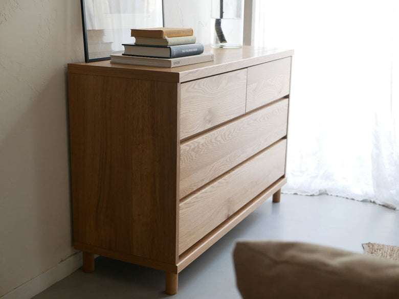 HT/エイチティーの天然木チェスト。ホワイトオーク材とラバーウッド脚を使用し、複数の引き出しが備わった木製キャビネット