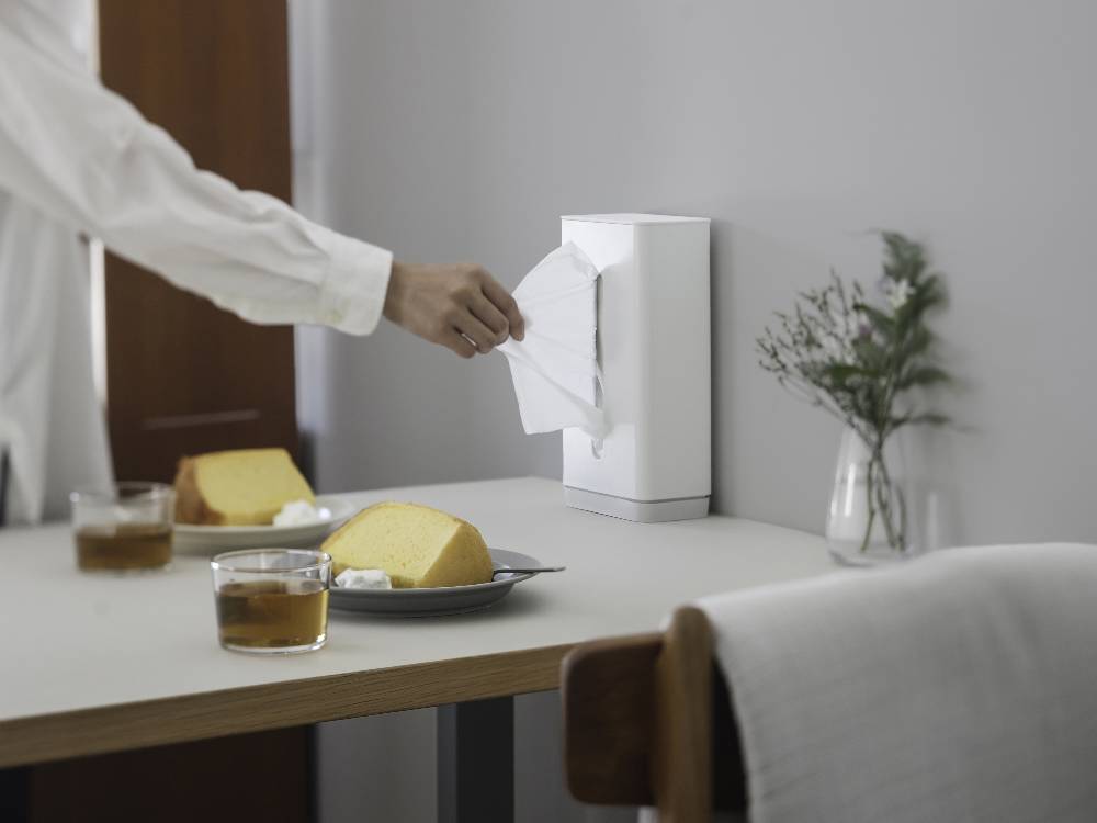 marna（マーナ）の倒れない片手用ティッシュケース。ステンレスやガラスなどの光沢のある平らな面に設置できるデザインで、コンパクトなサイズ（約137×254×80mm）です。