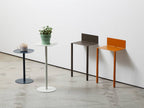 ideacoのスチール製サイドテーブル23の上にペデスタル、花瓶、植木鉢が配置された画像