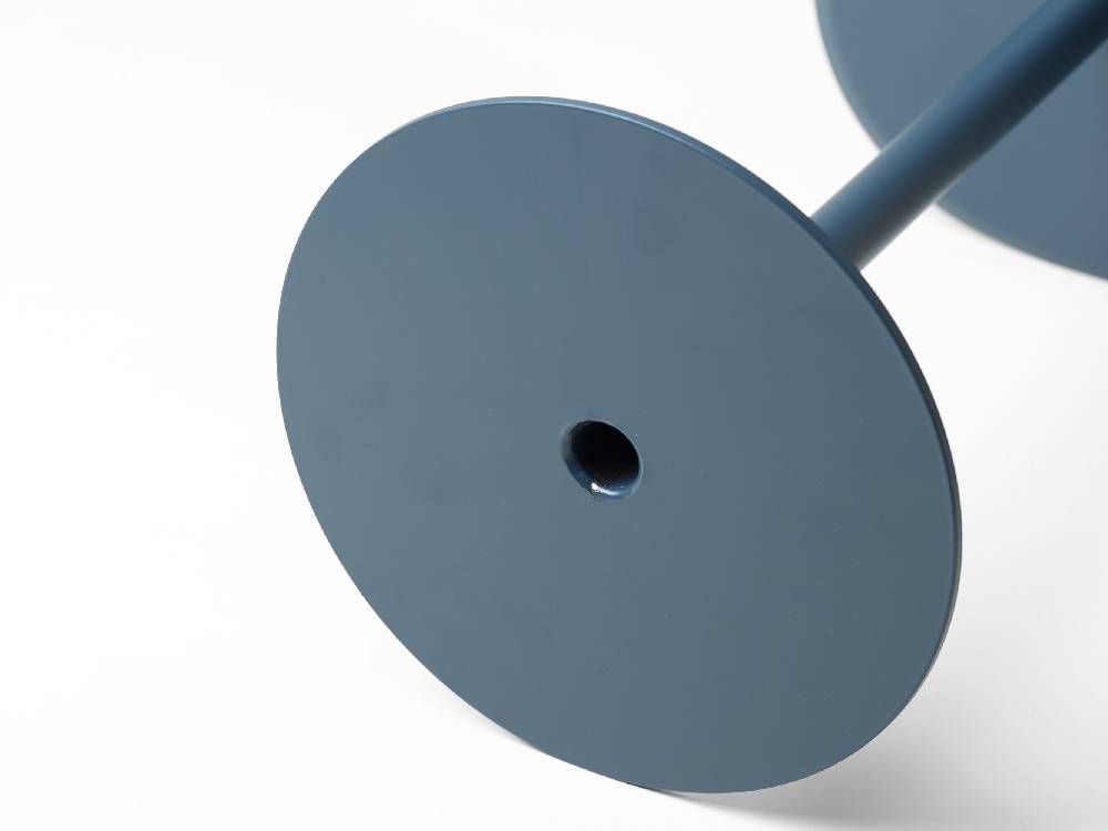 スチールフレームとフェルト仕上げのイデアコサイドテーブル23、高さ35cm。シンプルでスタイリッシュなデザイン。