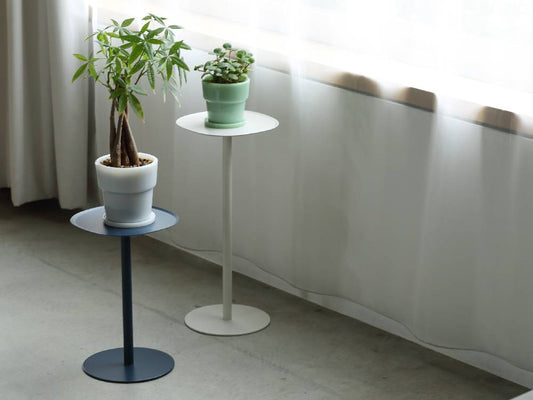 スチール製イデアコサイドテーブル上に鉢植えのゼラニウムが飾られた室内の様子