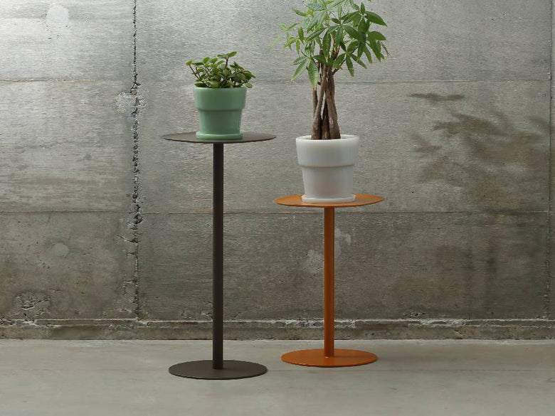 スチールファニチャーのイデアコ サイドテーブル23の上に置かれた丸柱型鉢植えゼラニウム