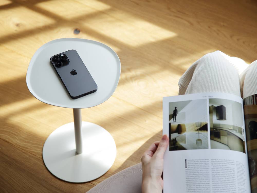 ideacoスチールファニュチャー サイドテーブル23のシンプルなデザイン、粉体塗装されたスチール製でフェルト底面を備えたサンドホワイト色のサイドテーブル