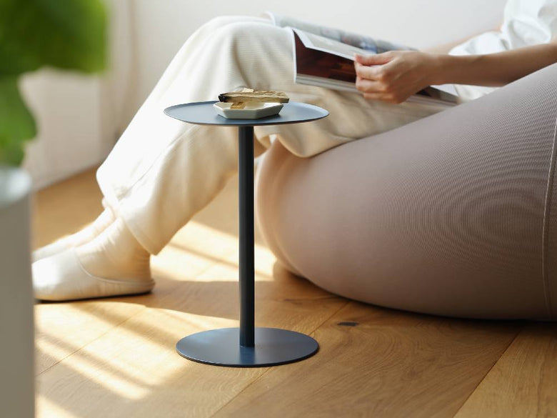 リビングルームのハードウッド床に配置されたイデアコのスチールサイドテーブル23、上にチューリップの花鉢が置かれている