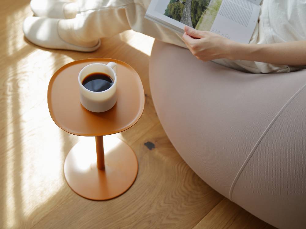 リビングルームの木製フローリング上に置かれた、ブラウンカラーの【ideaco】スチールサイドテーブル23