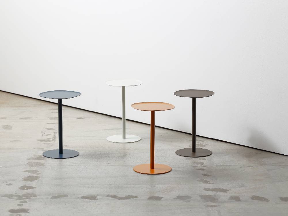 ideaco（イデアコ）のスチールファニチャー サイドテーブル23、幅23cm×奥行23cm×高さ35cmのシンプルなデザインのコーヒーテーブル