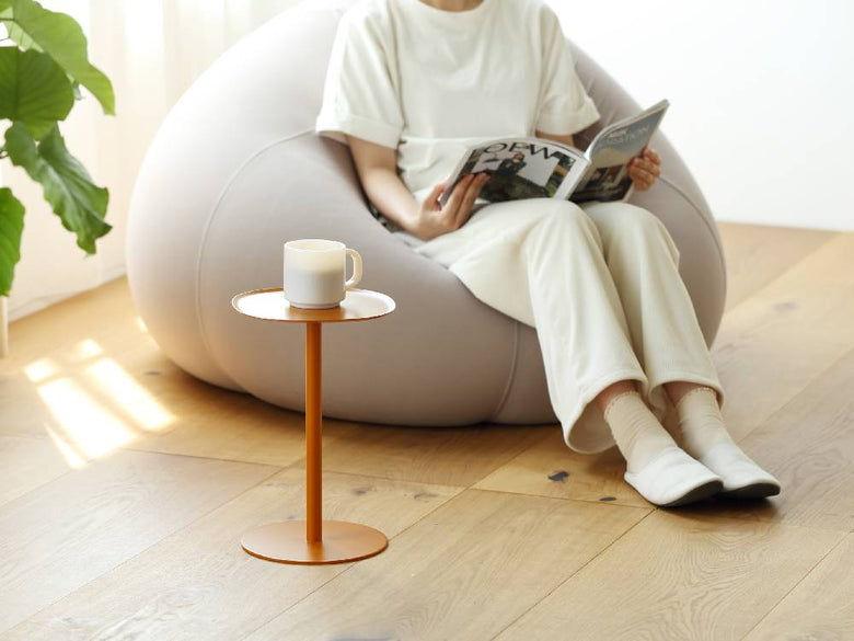 ideacoのスチールファニュチャー サイドテーブル23がリビングルームに配置され、他の家具と調和している様子