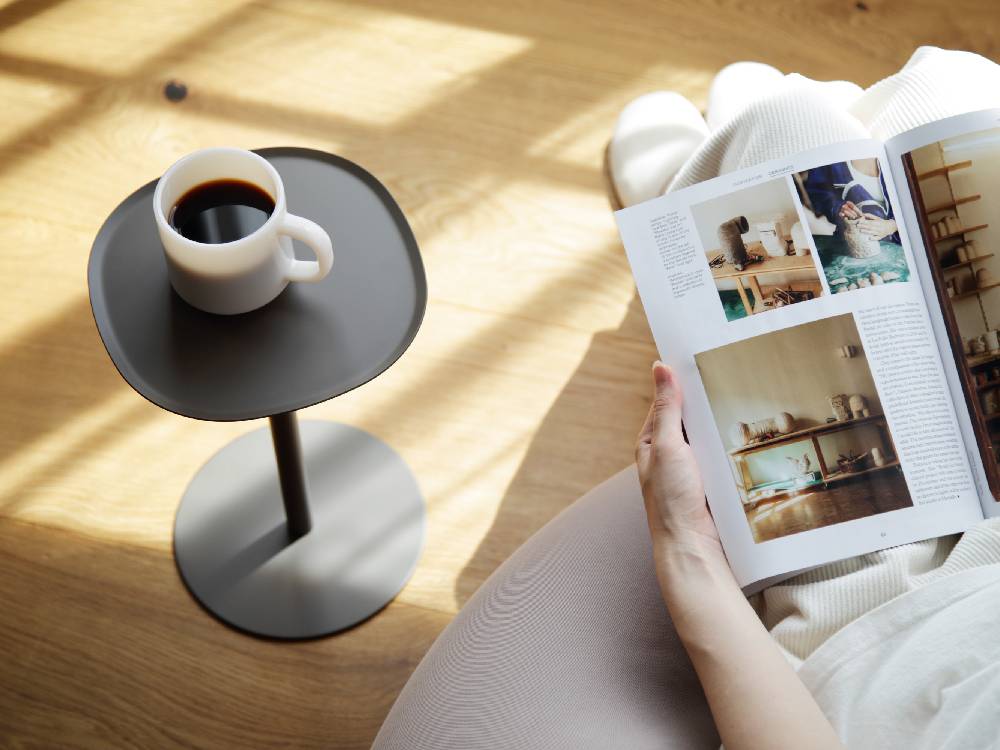 ideacoのスチールサイドテーブルにチューリップの花が飾られている