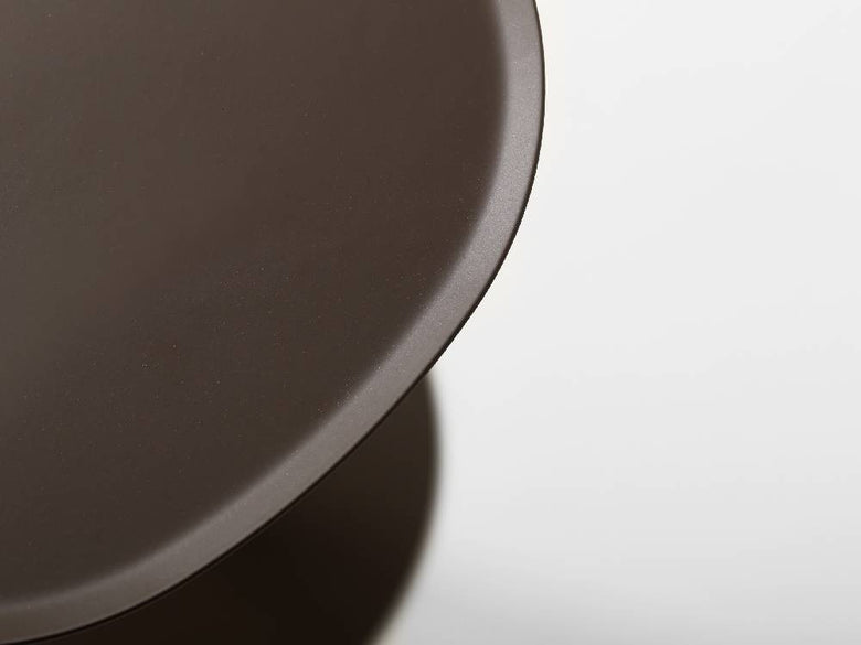 スチール製イデアコサイドテーブルの上に配置された楕円形の食器とサーブウェア