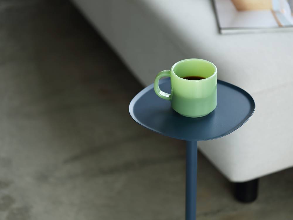 ideacoのスチール製サイドテーブル23の上に配置されたチューリップや多年生植物、野生花、観葉植物