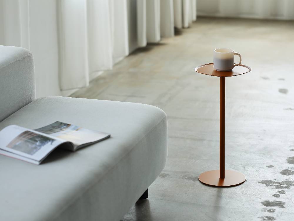 【ideaco/イデアコ】スチールサイドテーブル23の上にゼラニウムが飾られたシリンダー花瓶が置かれています