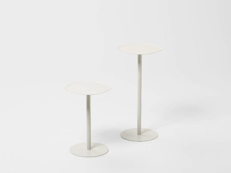 イデアコのスチールサイドテーブル23の上に置かれたガーベニアの花