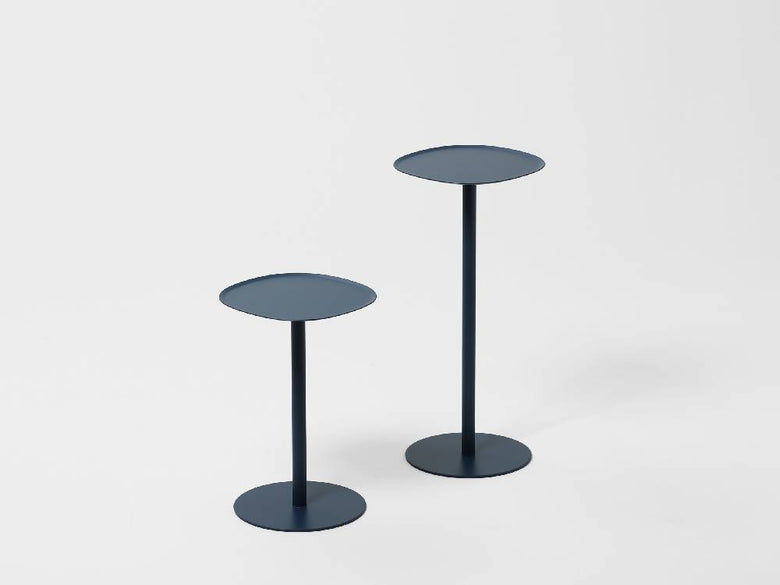 イデアコ製スチールサイドテーブル23とガーベニアが配置された屋外用コーヒーテーブル