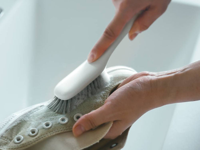 【marna/マーナ】きれいに洗えるシューズブラシ。ポリプロピレン製の柄とポリブチレンテレフタレート製の毛を特徴とする家庭用クリーニング用品