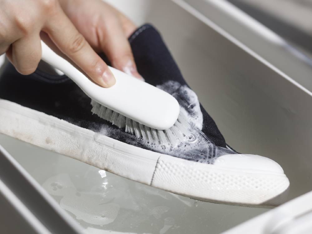 デニム色とシルバーのウォーキングシューズ