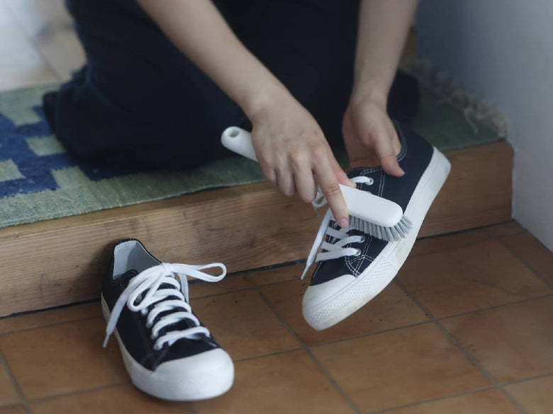 マーナのきれいに洗えるシューズブラシ。ポリプロピレン柄とポリブチレンテレフタレートの毛を使用したコンパクトなデザイン。