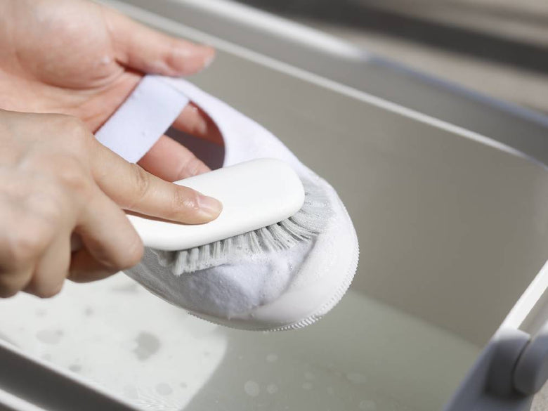 マーナ製きれいに洗えるシューズブラシ。ポリプロピレンの柄とポリブチレンテレフタレート製の耐久性あるブラシ毛を備えた家庭用靴クリーナー