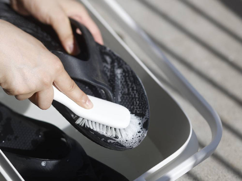 きれいに洗えるマーナのシューズブラシ。ポリプロピレン製の柄と丈夫なポリブチレンテレフタレート製の毛が特徴の家庭用掃除用品。