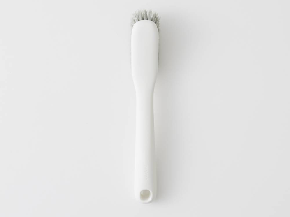 【marna/マーナ】きれいに洗えるシューズブラシ。プラスチック製の柄と柔らかな毛を持つシューズケア用ブラシ。