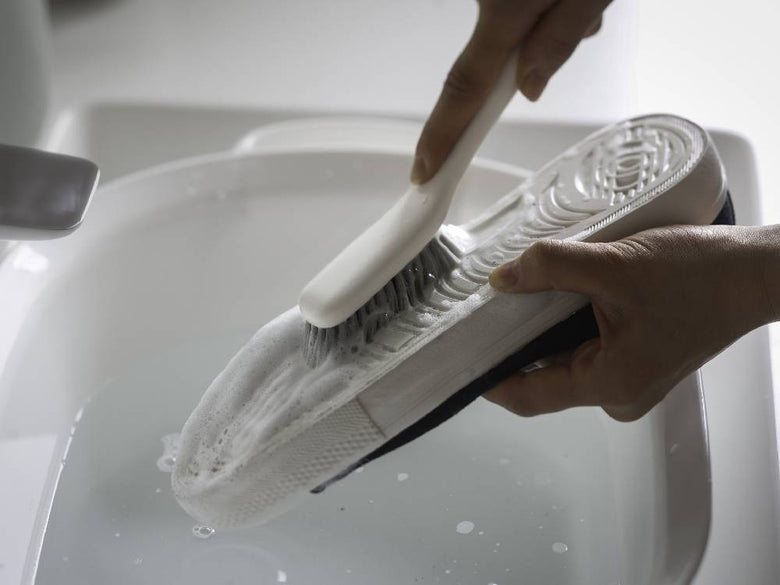 marna（マーナ）のきれいに洗えるシューズブラシ。ポリプロピレン製の柄とポリブチレンテレフタレートの毛を使用し、約36×226×41mm、64gの軽量設計。革靴やデリケートな素材にも優しくケアできるシューズブラシです。