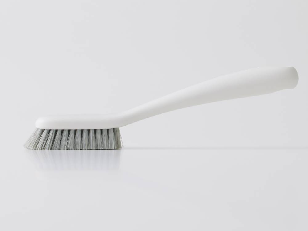 marnaのきれいに洗えるシューズブラシ。プラスチック製の柄と柔らかい毛が特徴で、革靴のケアに最適なデザイン