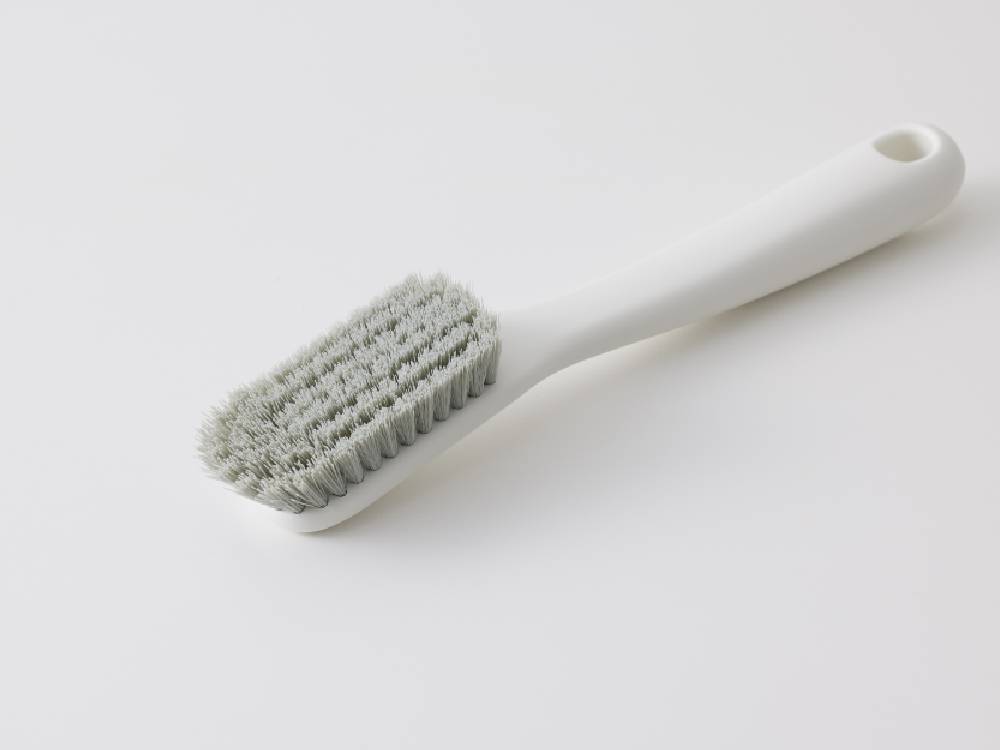 marnaのきれいに洗えるシューズブラシ、黒い柄と白いブラシが特徴のデザイン